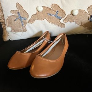 Im selling this beautiful flats in size 7.